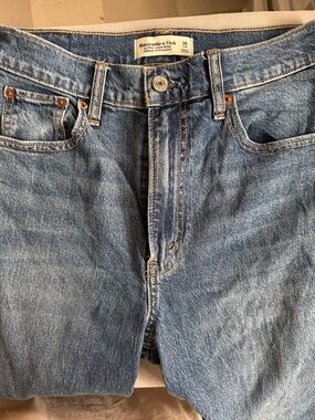 Abercrombie & Fitch Straight-Leg raw hem
